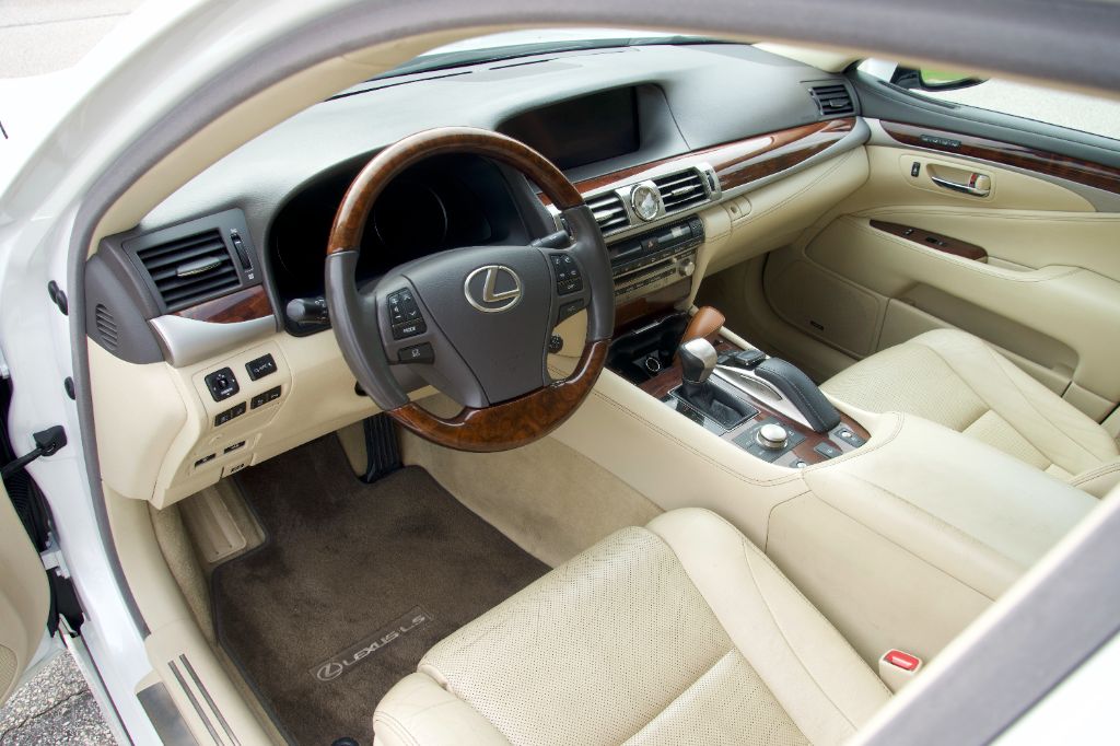 2017 Lexus LS Base - Photo 17